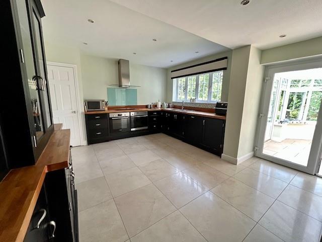 7 Devonshire Drive kitchen 1.jpg