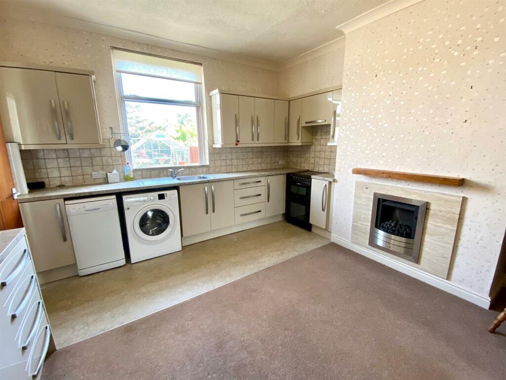 wellhouse lane 28 kitchen 3.jpg