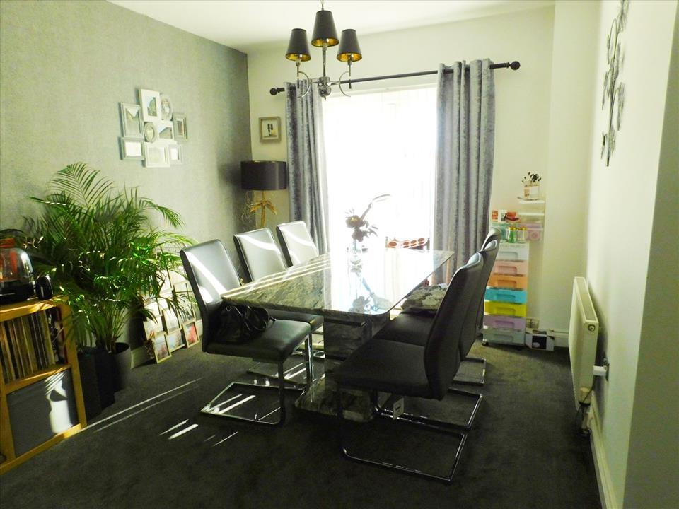 LOUNGE/DINING ROOM
