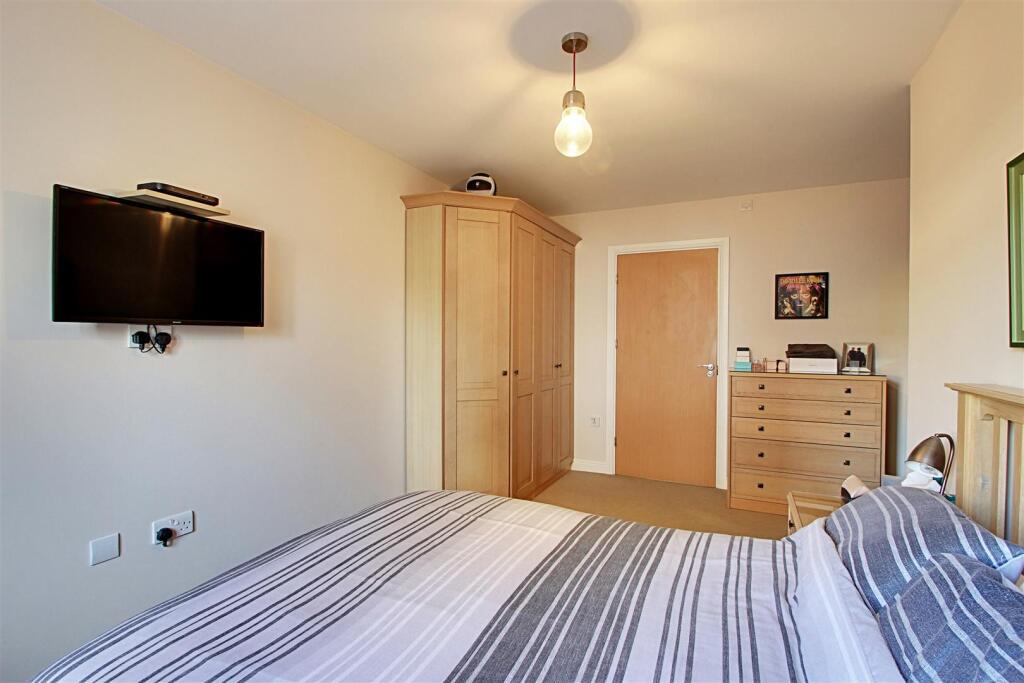 Bedroom 1 (2).jpg