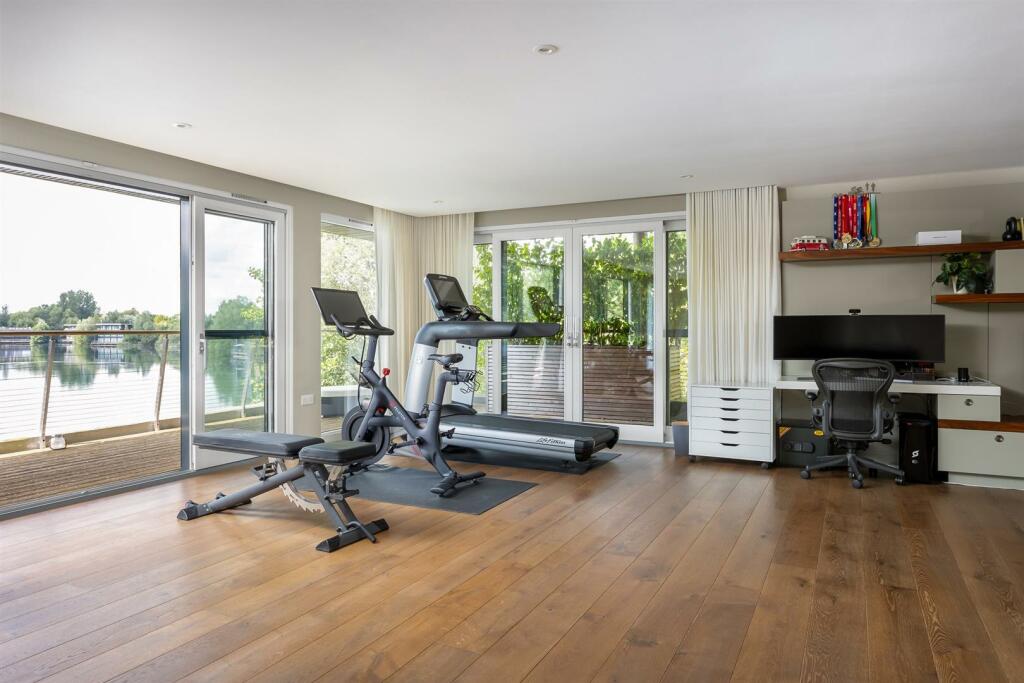 48 - 19 Longcross Causeway - GL7 3DT - Web.jpg