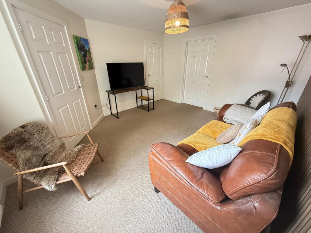 19 Friarwood Avenue Lounge 2