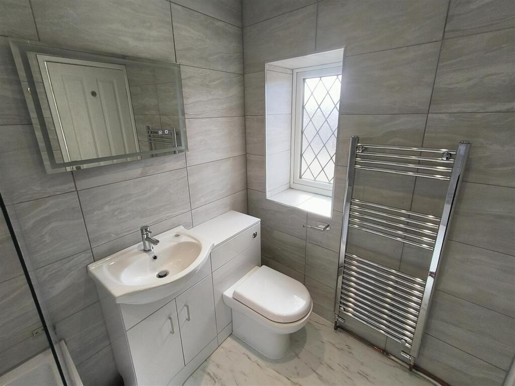 bathroom 2.jpg
