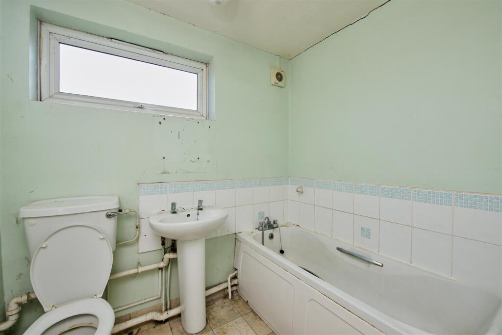 12-9 Jubilee Close Islip-5-DeNoiseAI-clear.jpg