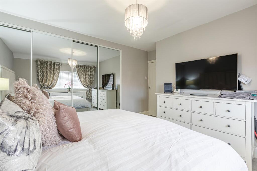 28 Cornwall Avenue, Byfleet, KT14 7EY - 7.jpg