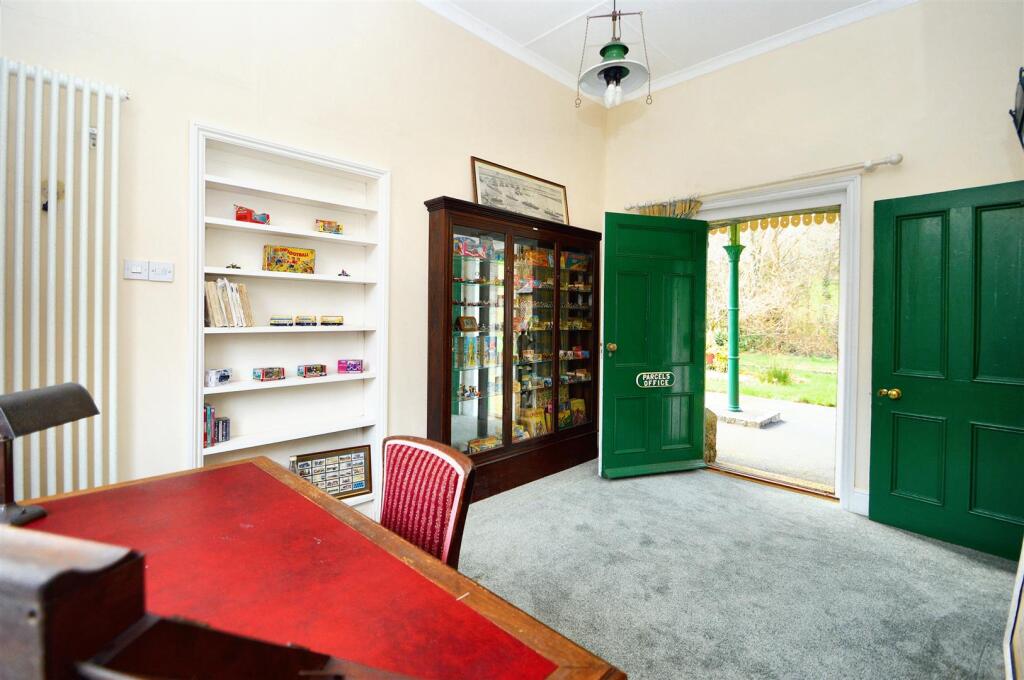 Sitting Room / Bedroom 5