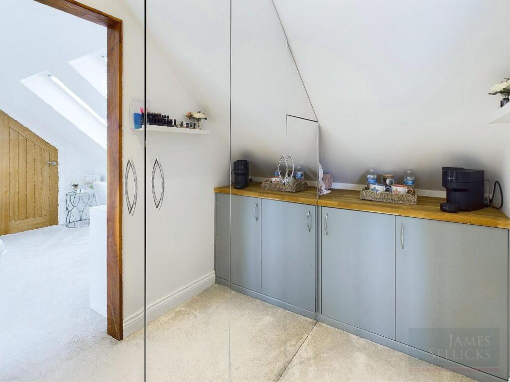 Walk-in Wardrobe