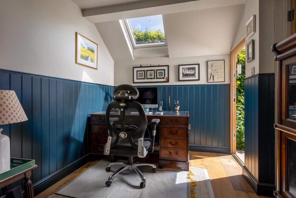17 - Rowan Tree House - GL7 7EN - Web.jpg