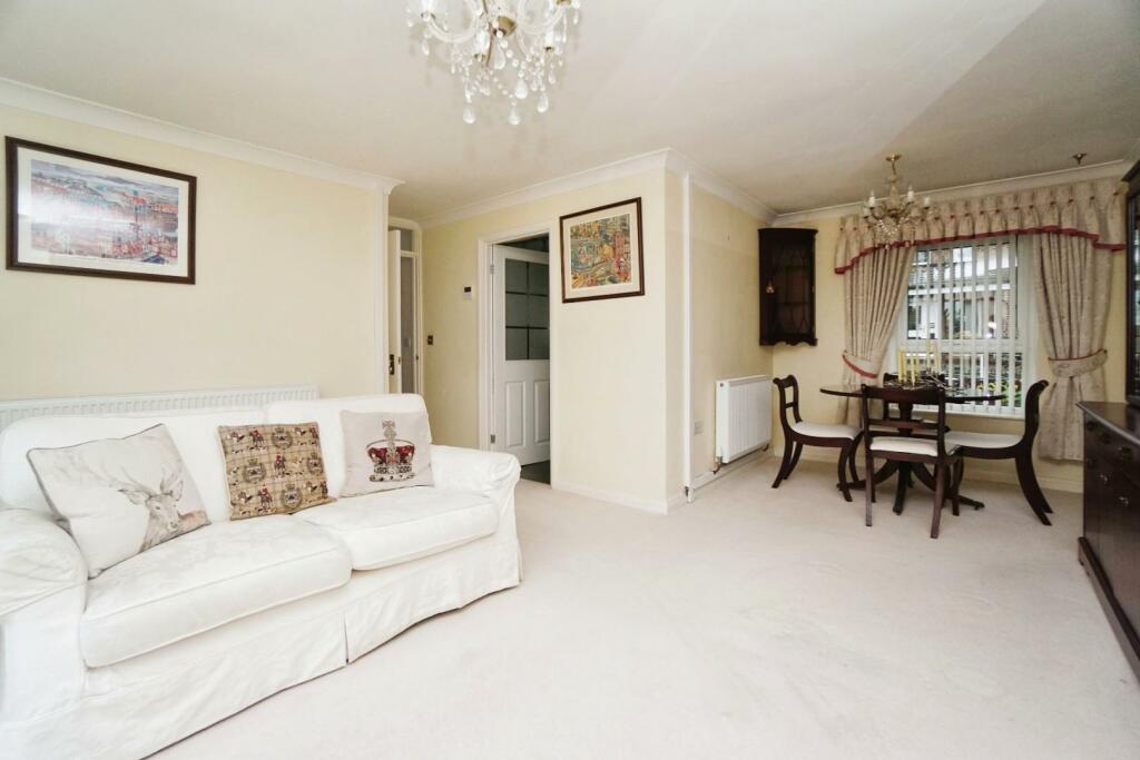 OPEN PLAN LIVING AREA