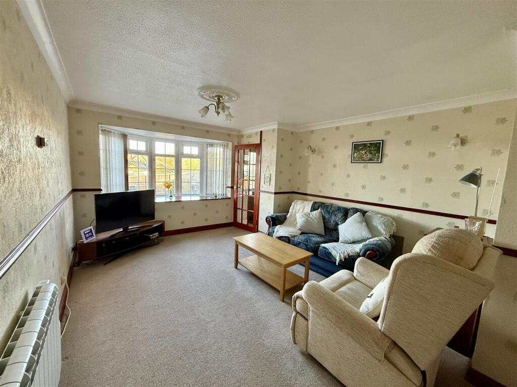 Living/Dining Room: