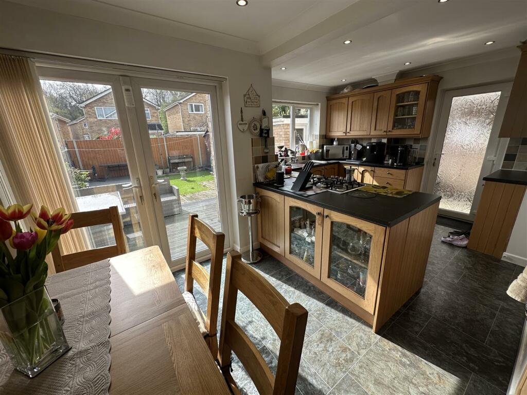 KITCHEN/DINING ROOM