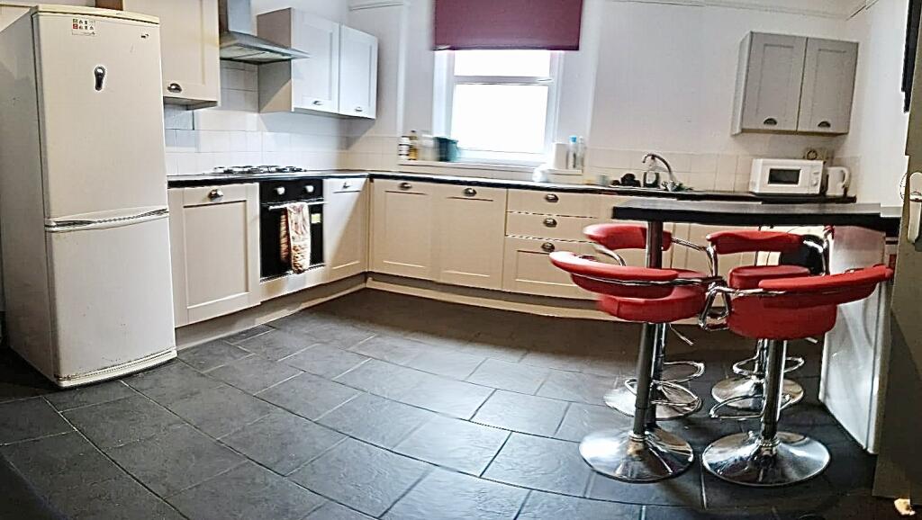 128a eaton - kitchen