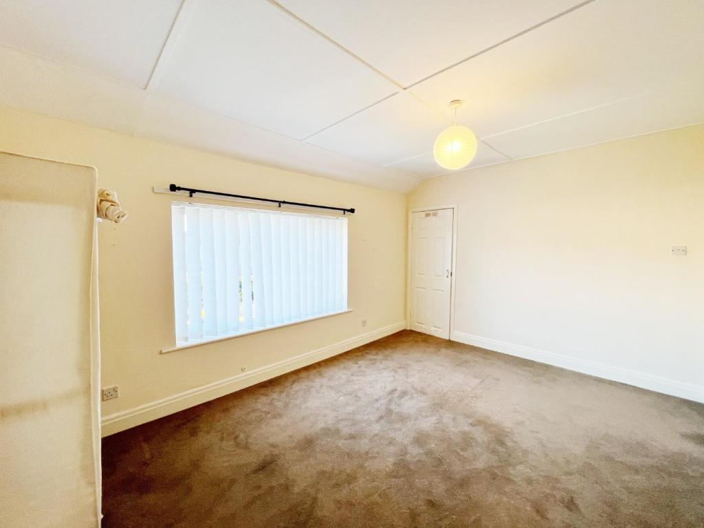 Bedroom 1 pic 2.jpg