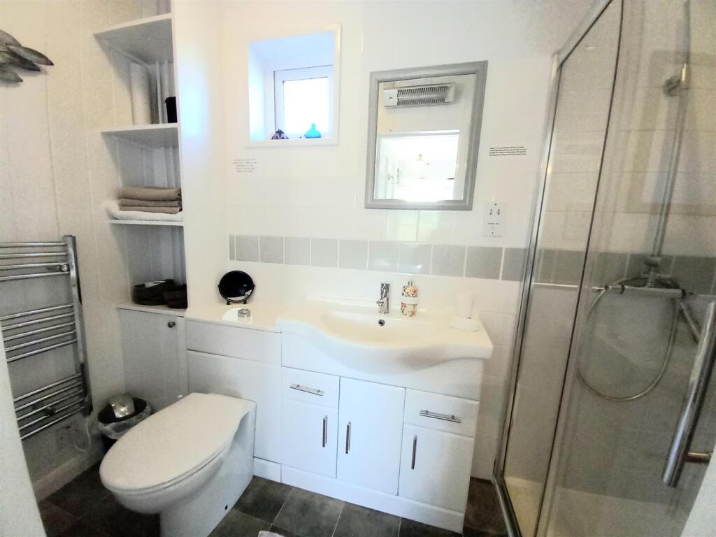 Sea Cott En-suite.jpg