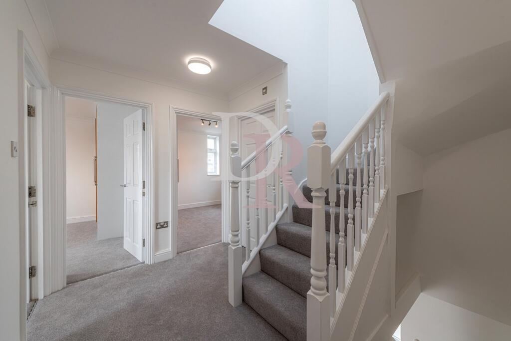 1ST FLOOR LANDING