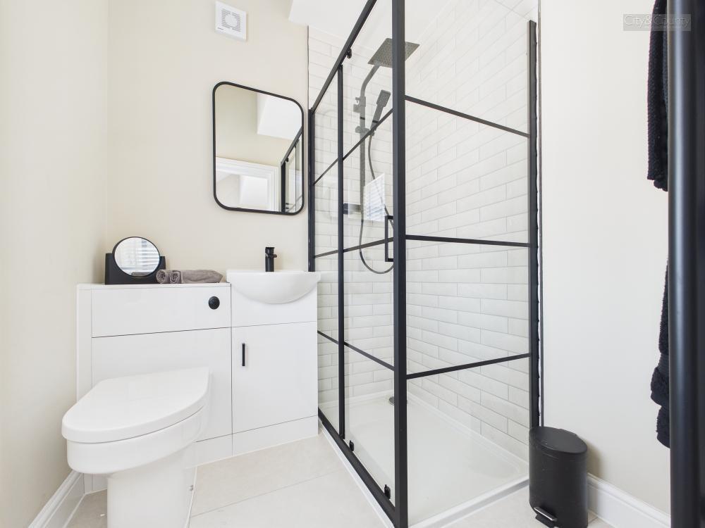 En-Suite To Master Bedroom
