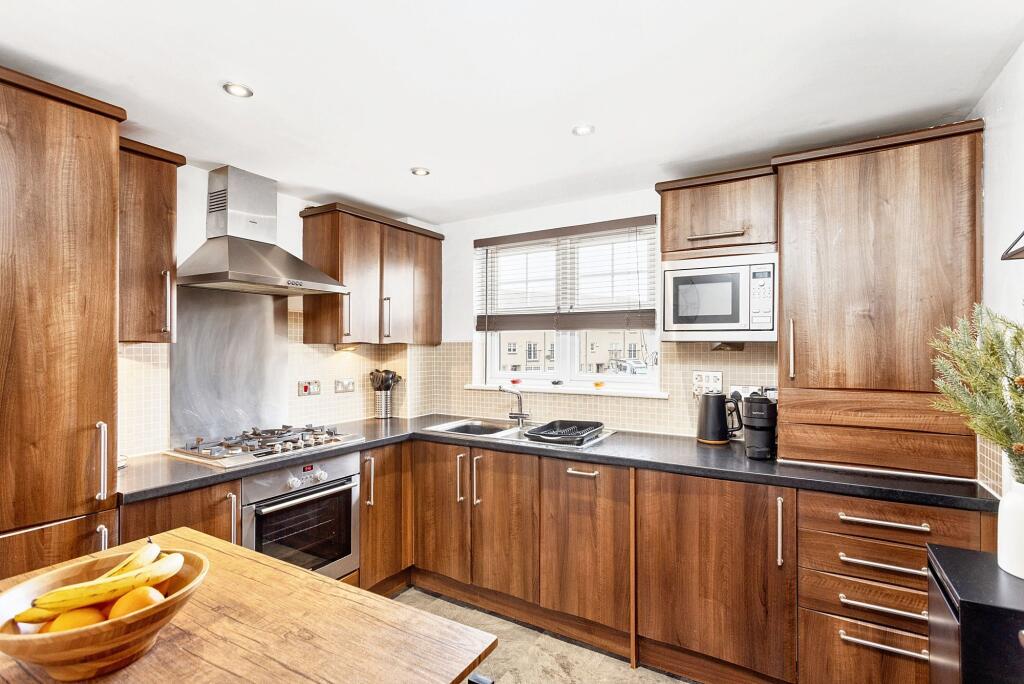 Kitchen/Breakfasting Area