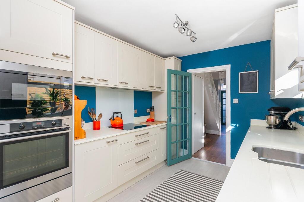 3B4RSV - Kitchen E.jpg