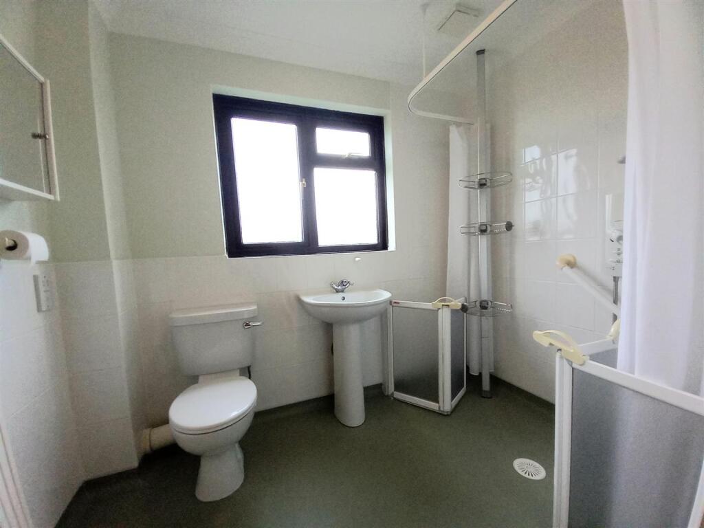22 Kenwith Wet Room.jpg
