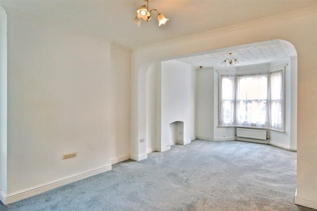 lounge/dining room