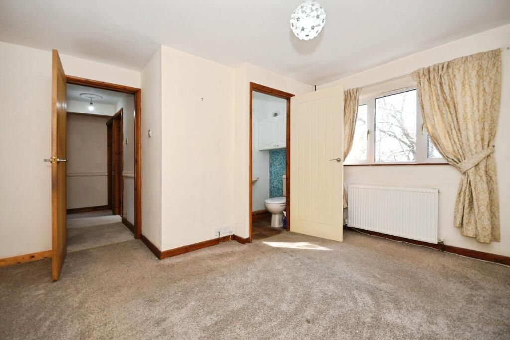 BEDROOM 1 02.jpg