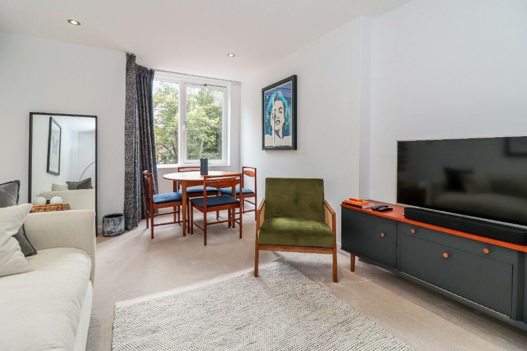 Sitting/dining room