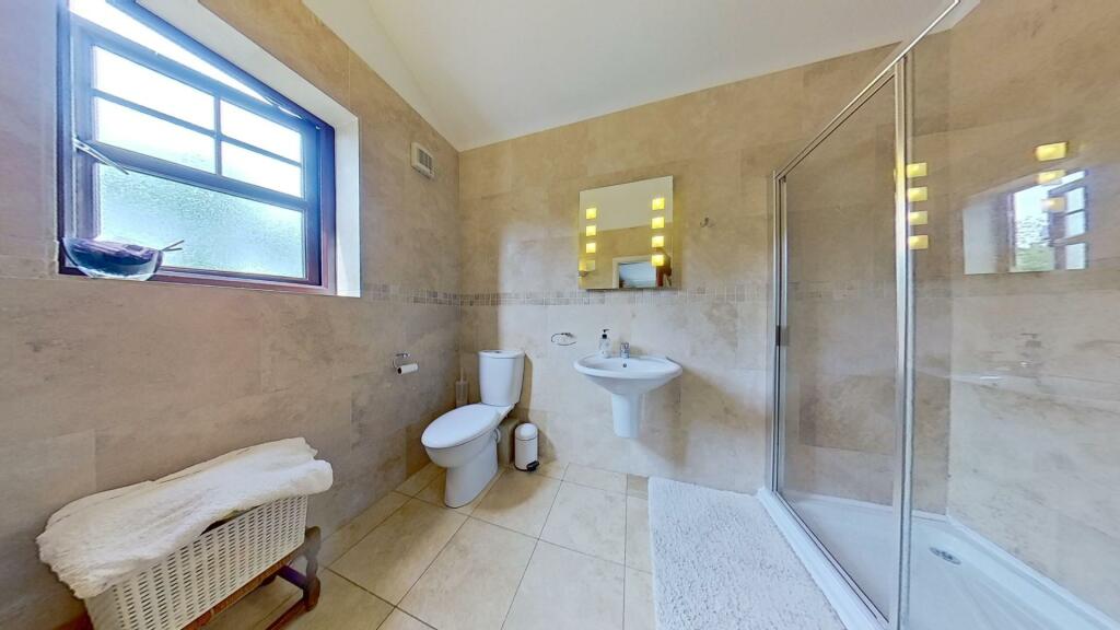 EN-SUITE SHOWER ROOM