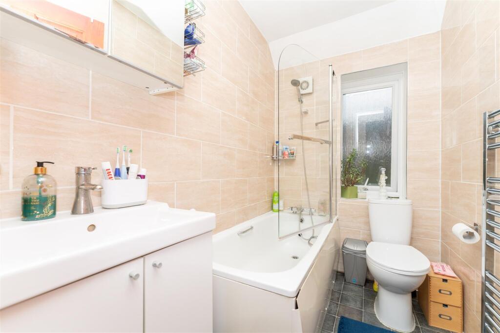 133 Harp road bath.jpg
