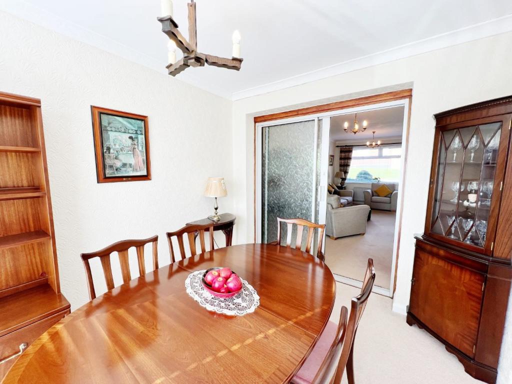 Dining Room pic 3.jpg
