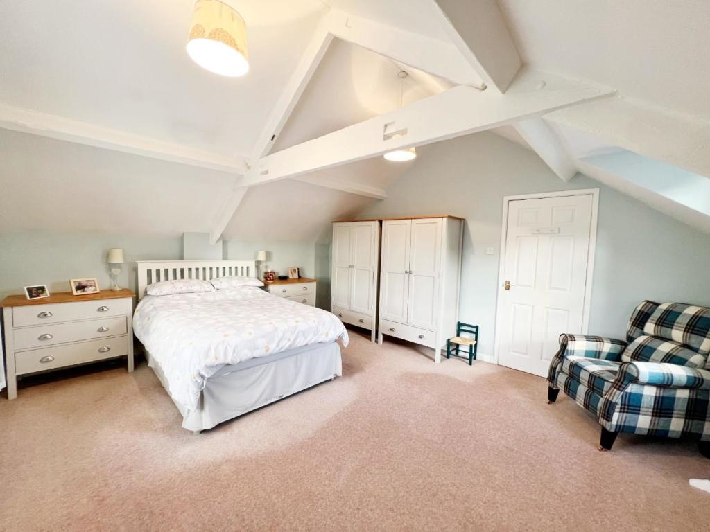 Bedroom 1 pic 4.jpg