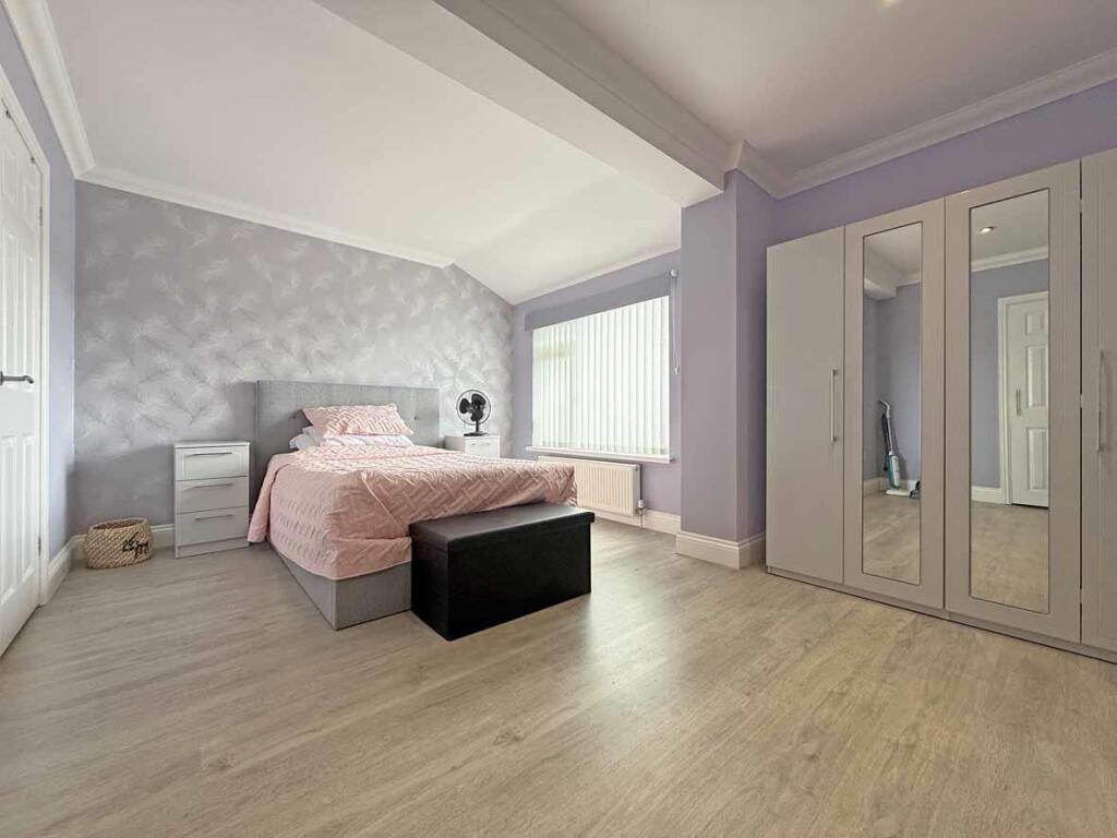 South View Park 6 Bed 1 Shot 2...jpg