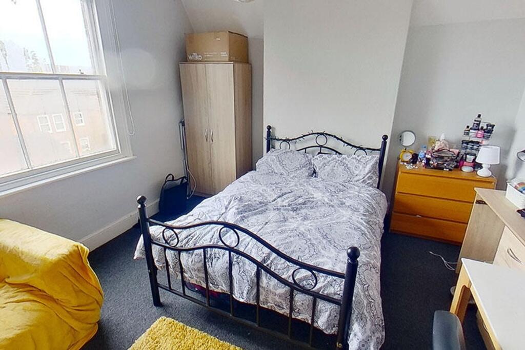 A cozy double bedroom featuring a comfortable b...