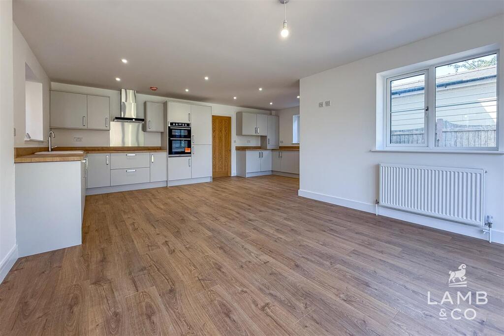 KITCHEN/FAMILY ROOM