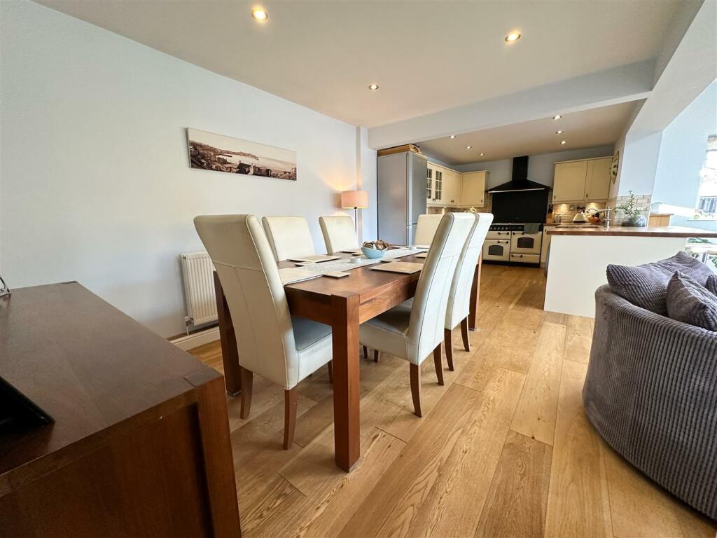 OPEN PLAN FAMILY ROOM