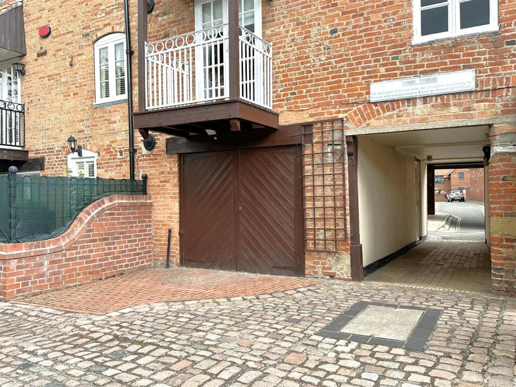 Integral Garage &amp; Parking 782