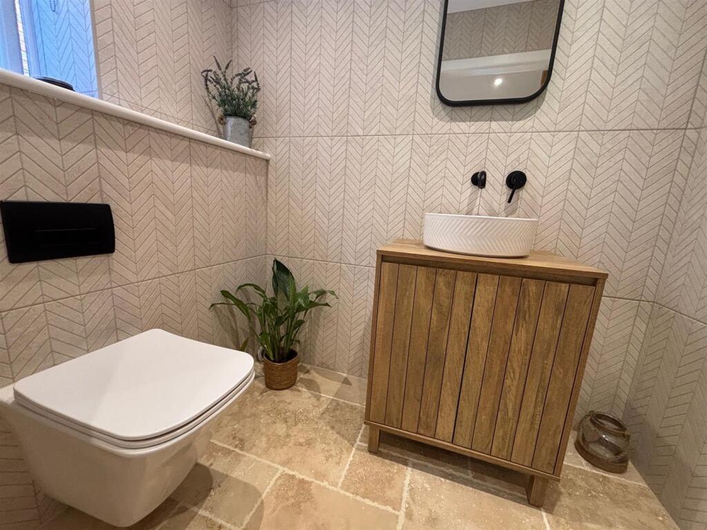 Guests Cloak Room/WC