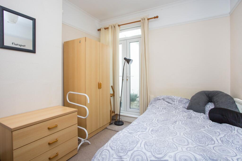 25 Hythe Road Bedroom 2