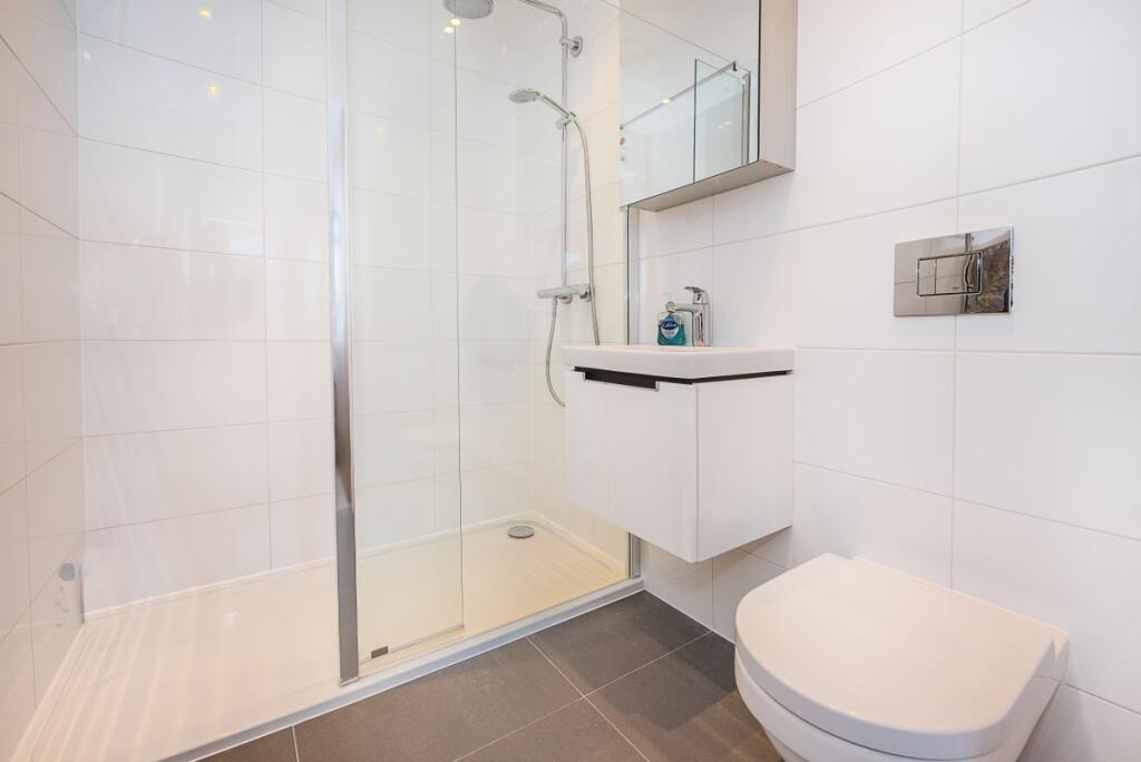 En suite shower r...