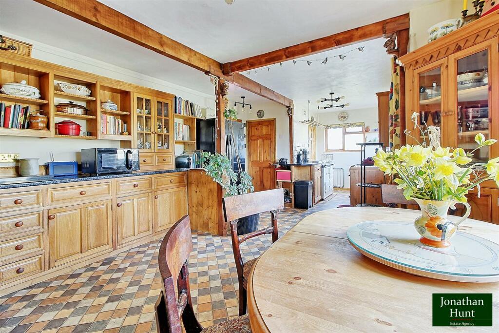KITCHEN/BREAKFAST ROOM