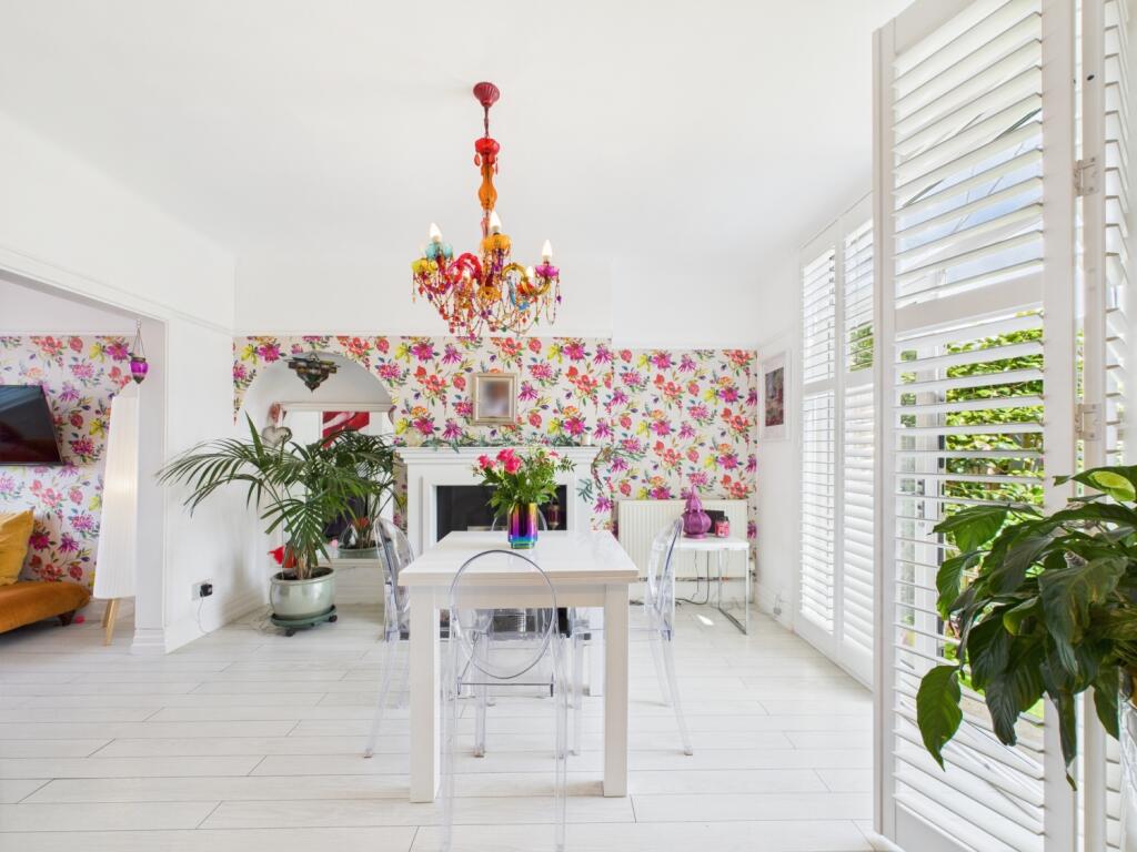 CAM02386G0-PR0135-STILL007