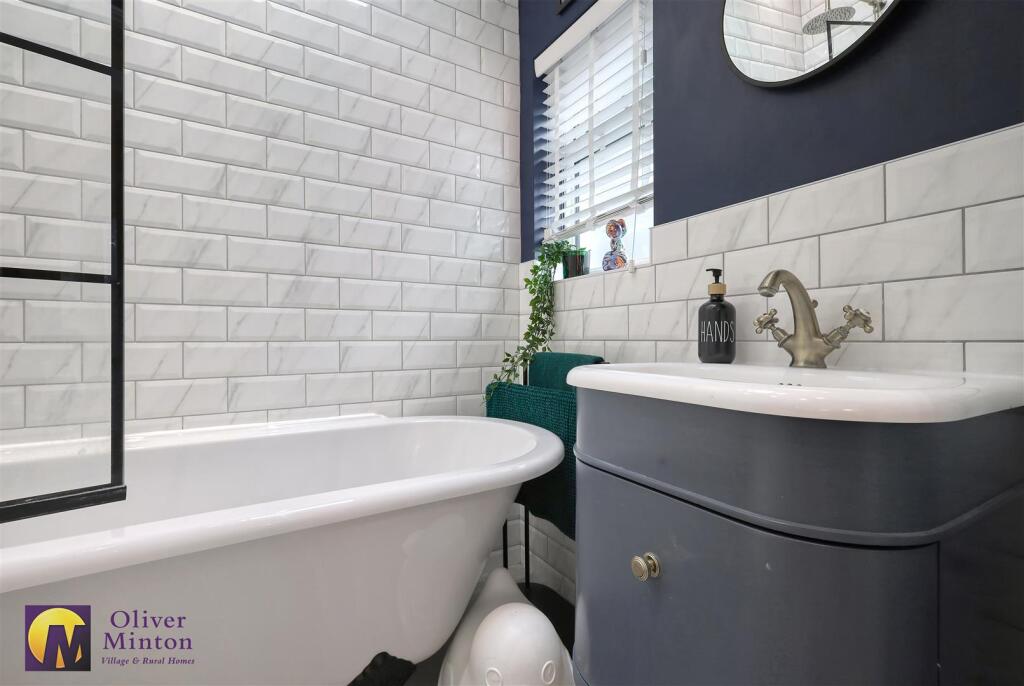 ATTRACTIVE FAMILY BATHROOM