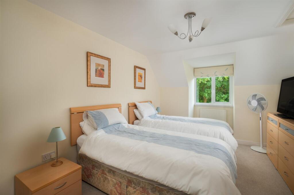 Guest bedroom (4)