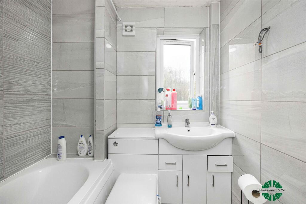 Flat 14  Fyfield Court  Disraeli Road -003.JPG