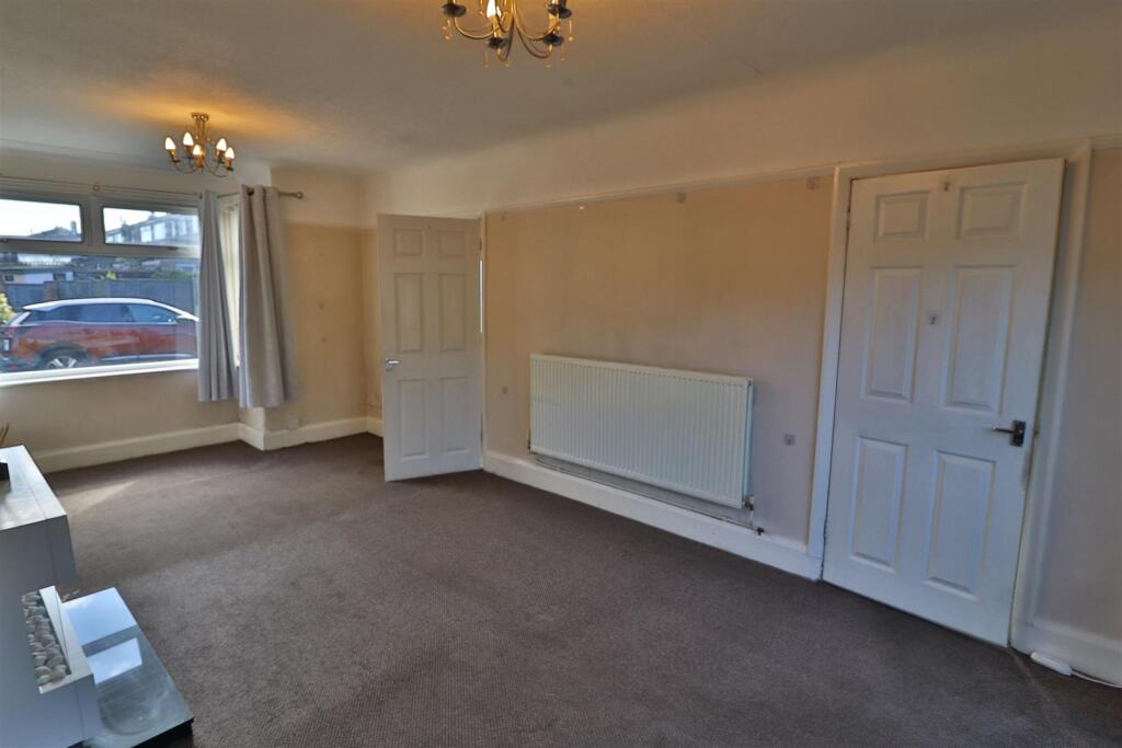 OPEN PLAN LOUNGE/DINING ROOM