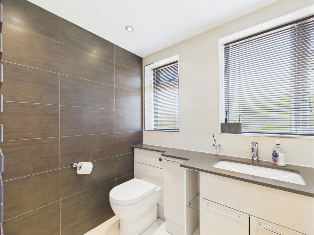 CAM03729G0-PR0051-STILL032