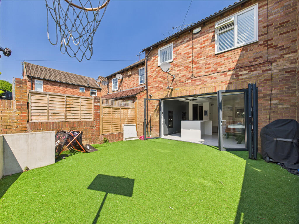 CAM01354G0-PR0508-STILL011