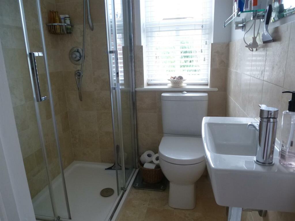 Hawthorn Cottage en-suite shwr.JPG
