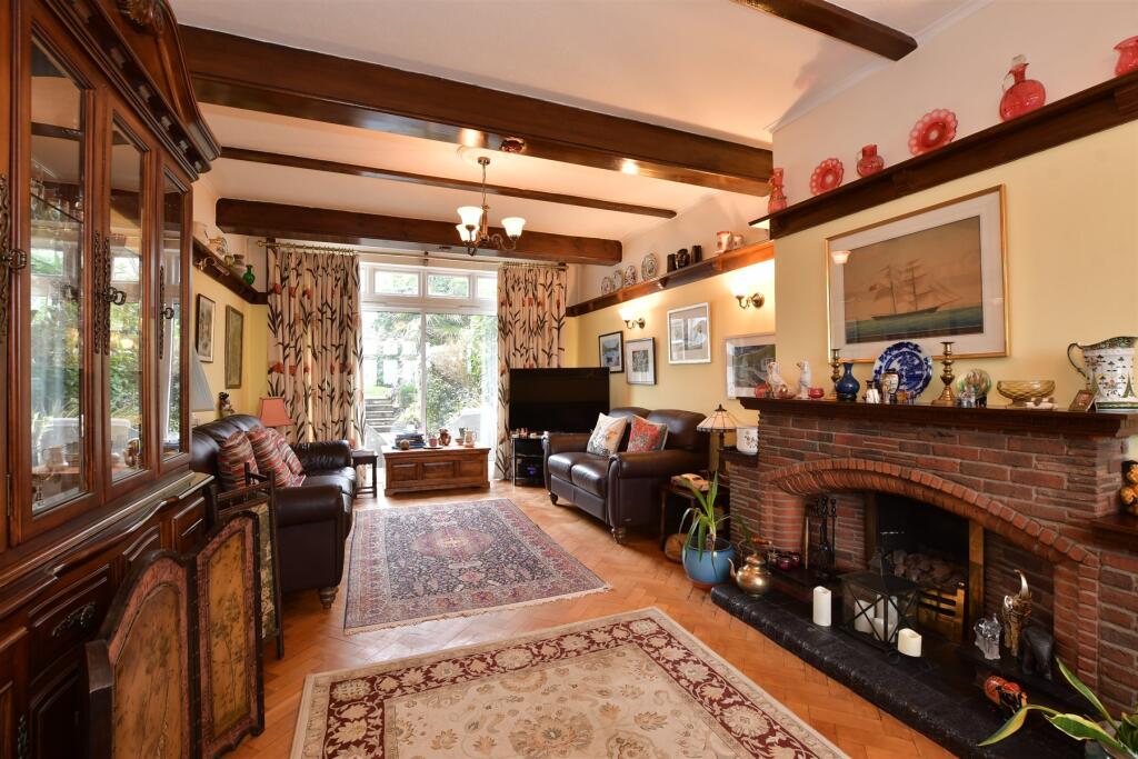 Lounge/Dining Room