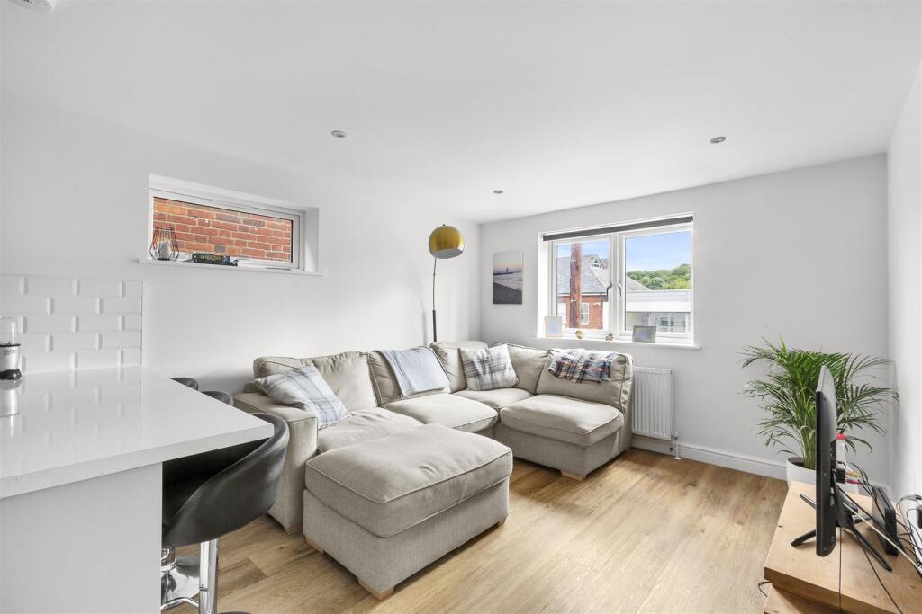 Flat 2, 77 London Road, HP11 1BN-3.jpg