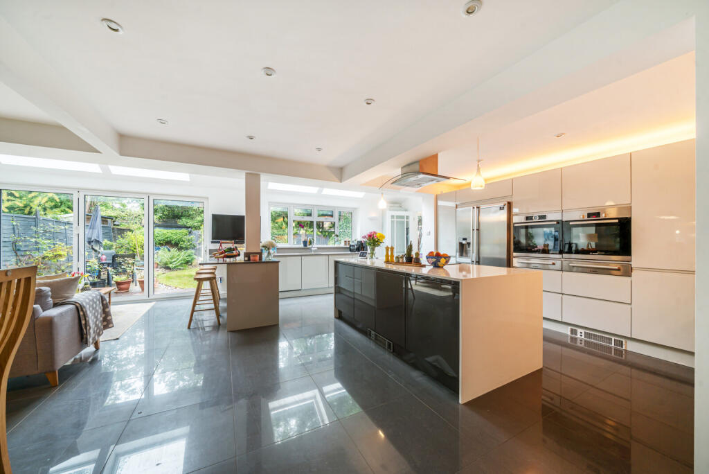 1302727-8-683f3ff...